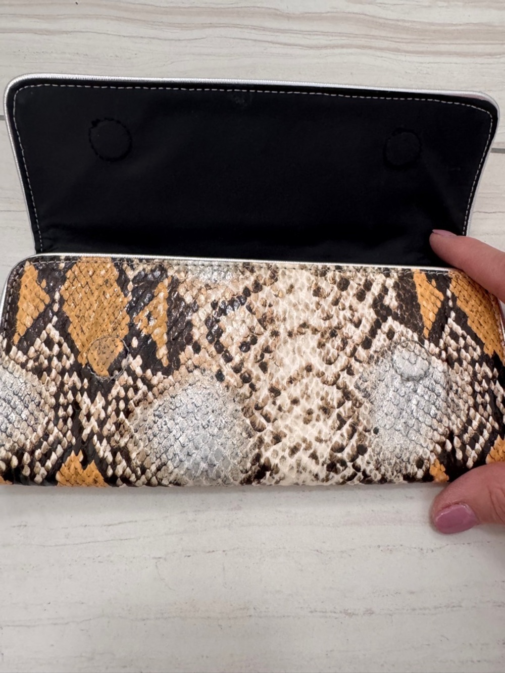Steve Madden Silver Logo Plate Snake Print Wallet Tan & Brown - Picture 12 of 13